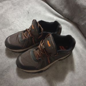 Avia sneakers men's size seven and a half Brown memory foam stylish